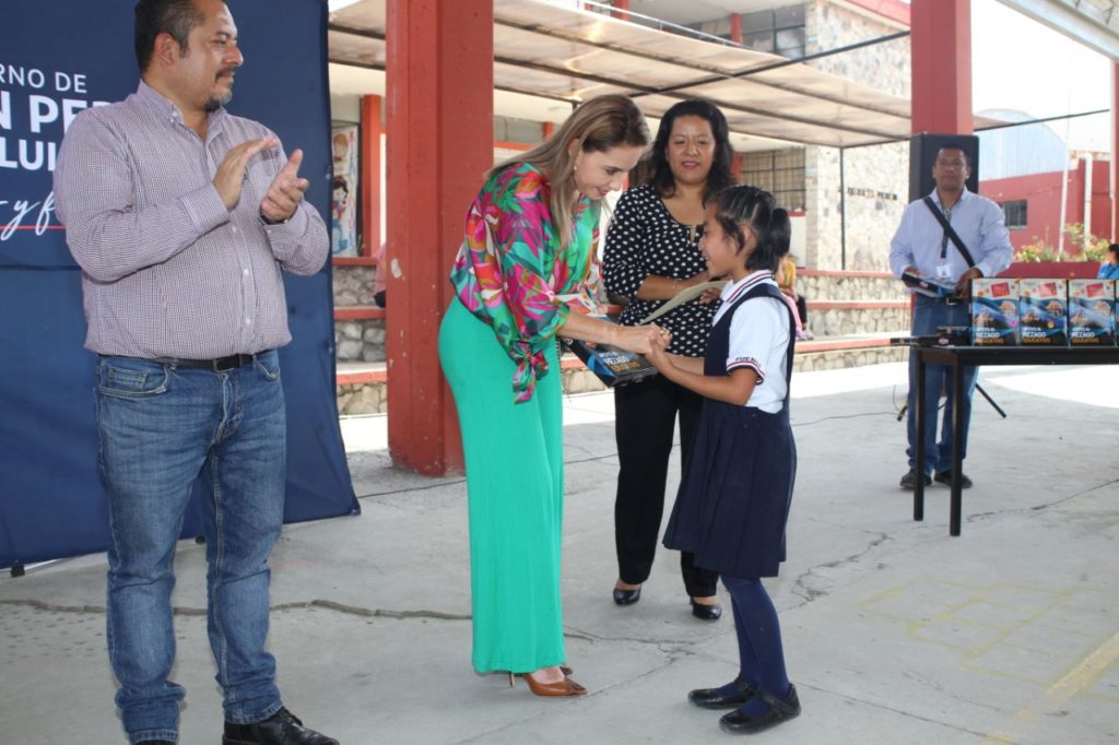 Paola Angón continúa llevando el programa “Va por la Niñez Cholulteca” a las escuelas públicas de educación básica del municipio.