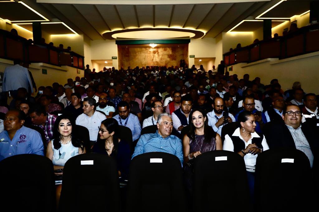 Por paternidades responsables, en ambientes amorosos y de sana convivencia, el SMDIF -que preside de forma honoraria Liliana Ortiz Pérez- organizó la conferencia ‘El Universo Masculino de las Emociones’