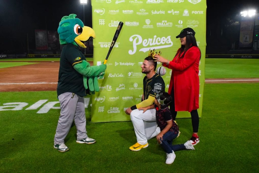 Danny Ortiz pegó su cuadrangular número 100 con el jersey de los Pericos de Puebla