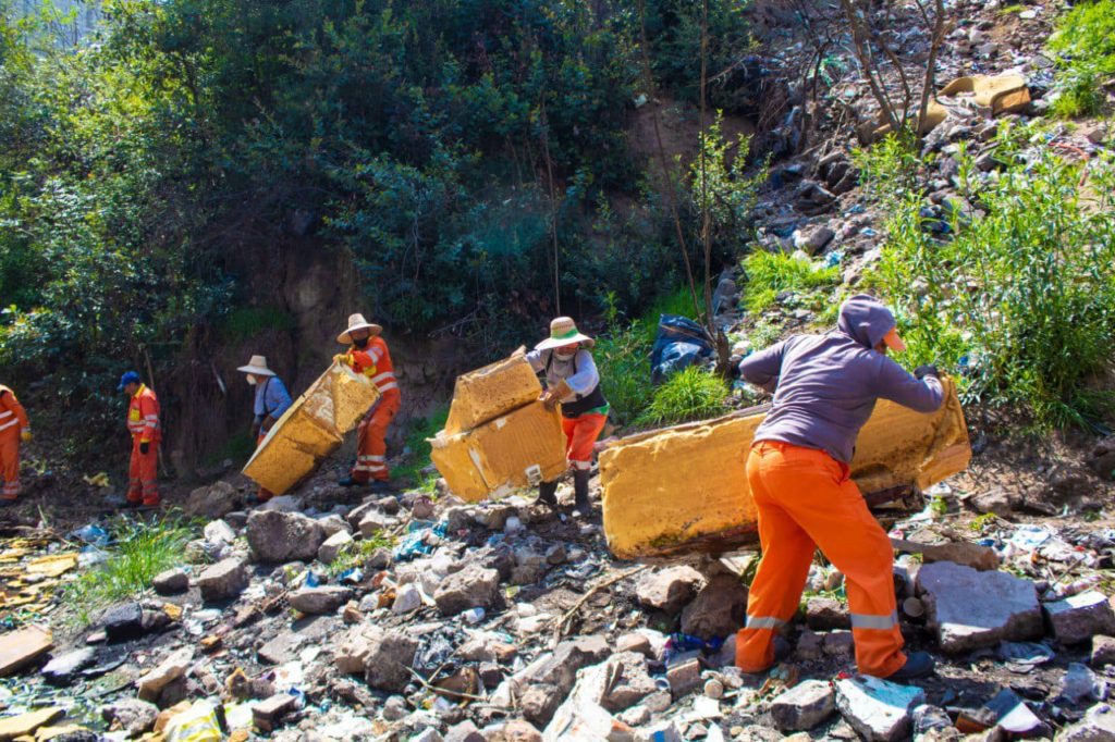 Más de 60 elementos del Organismo Operador del Servicio de Limpia (OOSL) realizaron la intervención integral de la barranca Acoco-Alseseca.