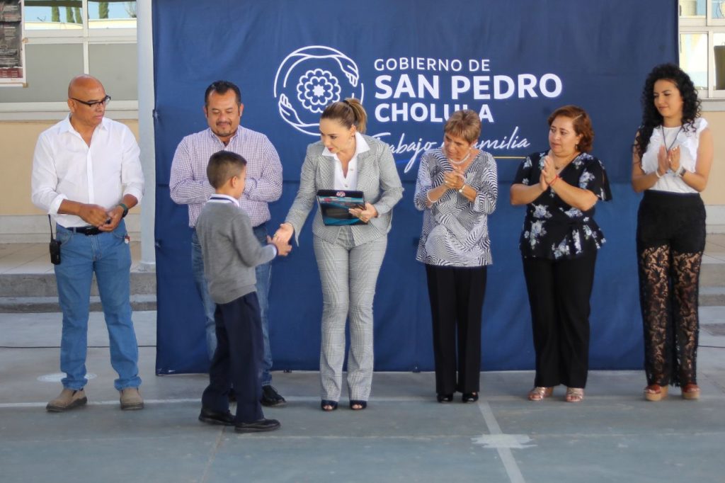 La Presidenta Municipal Paola Angón hizo entrega este viernes 23 de junio, de los últimos paquetes de guías de estudio del programa Va por la Niñez Cholulteca