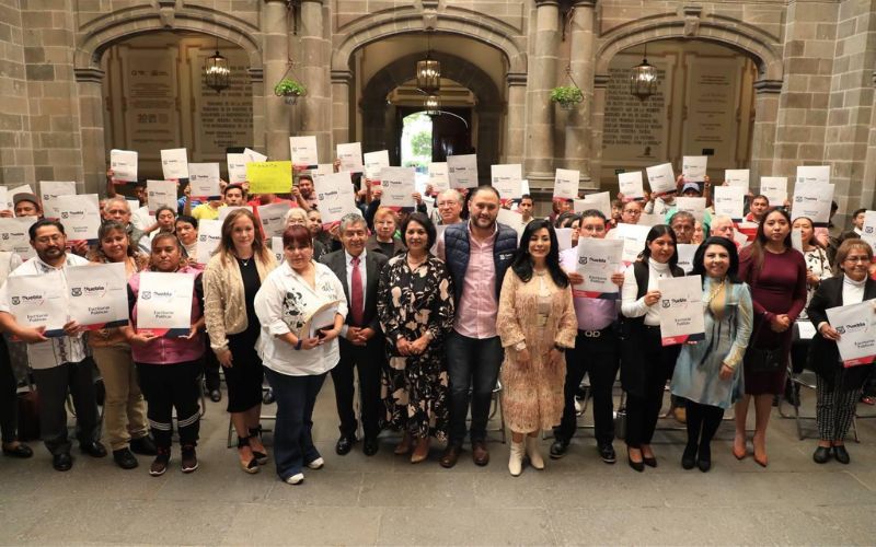 Ayuntamiento de Puebla entrega 75 escrituras a locatarios de Mercados