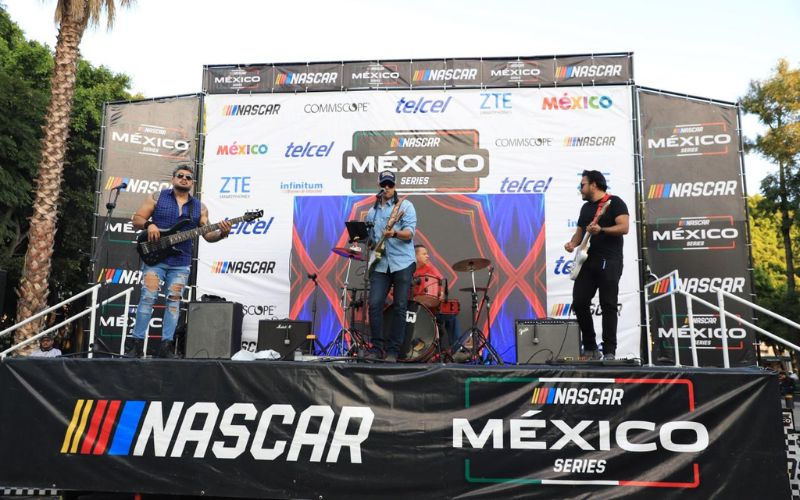 Se realiza la Nascar Parade en la Avenida Juárez