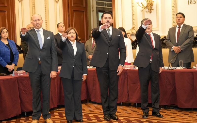 Cabildo toma protesta de nuevos integrantes del Ayuntamiento de Puebla