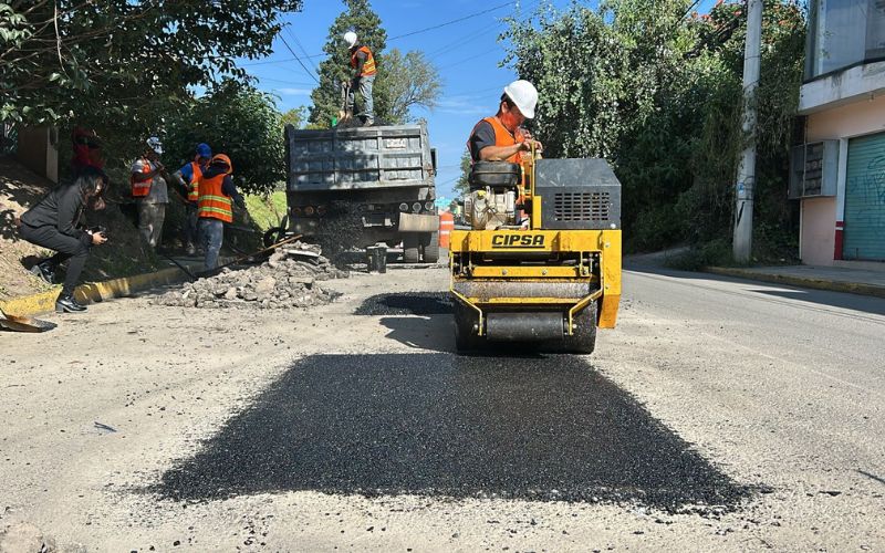 Omar Muñoz inicia gestión en Cuautlancingo con programa “BacheAndo”