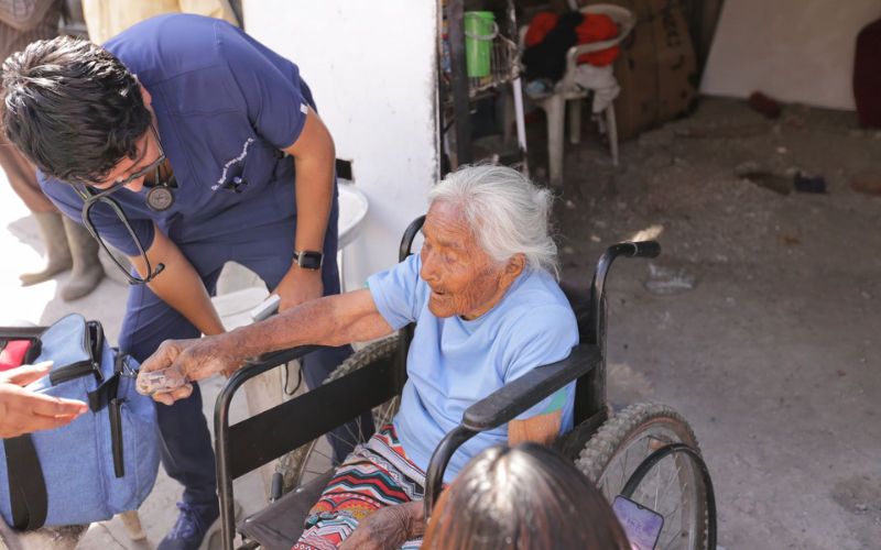 SMDIF Puebla atiende a mujer de la tercera edad en colonia Mayorazgo