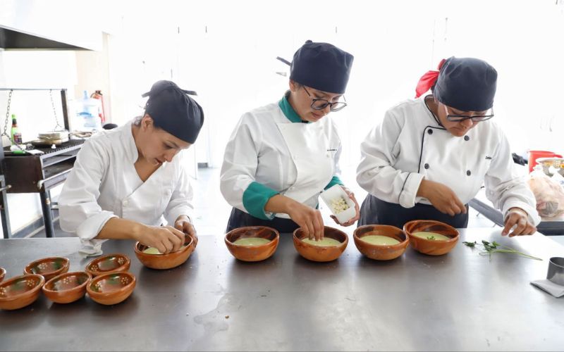 Escuela de Gastronomía del SMDIF es evaluada por chefs reconocidos