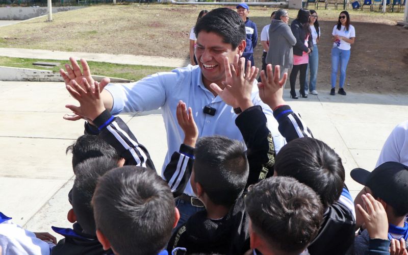 Omar Muñoz entrega 10 cubetas de pintura en escuela de Cuautlancingo