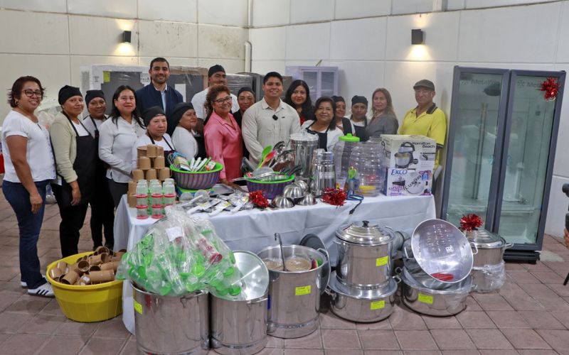 Omar Muñoz entrega artículos de cocina a la Estancia de Día