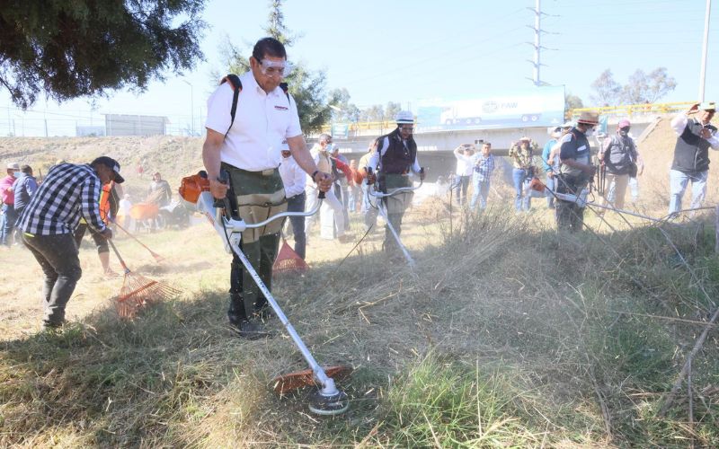 Alejandro Armenta encabeza faena comunitaria en San Pedro Cholula