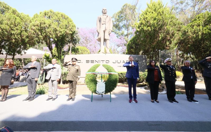 Alejandro Armenta conmemora aniversario del natalicio de Benito Juárez